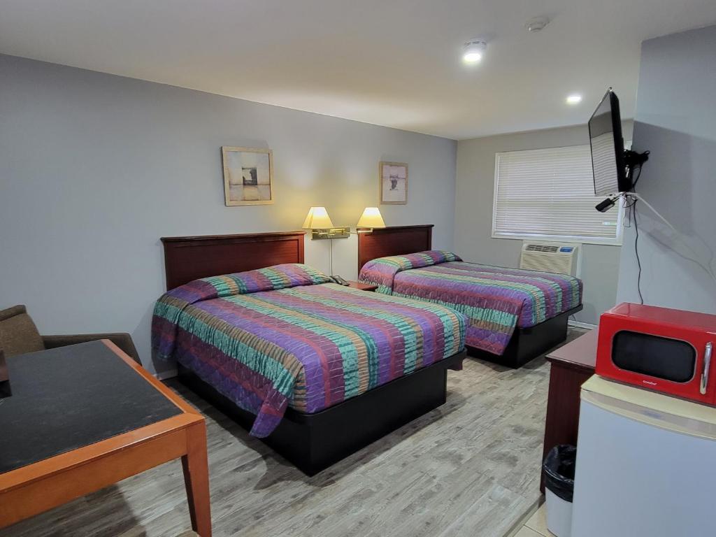 Tempat tidur dalam kamar di Knights Inn Cobourg