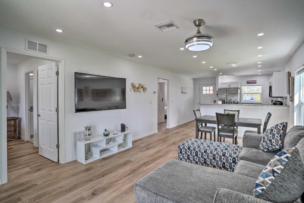 ein Wohnzimmer mit Sofa und Tisch in der Unterkunft Hot Tub and Fenced Yard Home in Sebring in Sebring