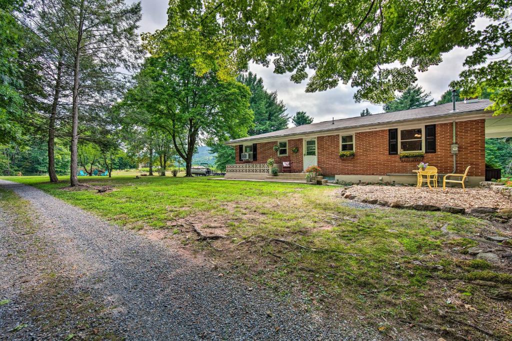 Dauphin的住宿－Peaceful Home with Patio and Fire Pit on 2 Acres!，前面有一条碎石路的砖房