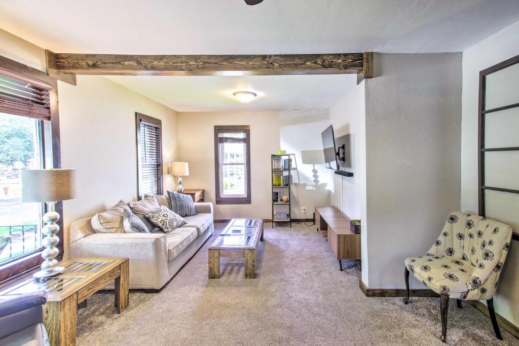Ruang duduk di Appleton Abode Near Lake Winnebago and Downtown