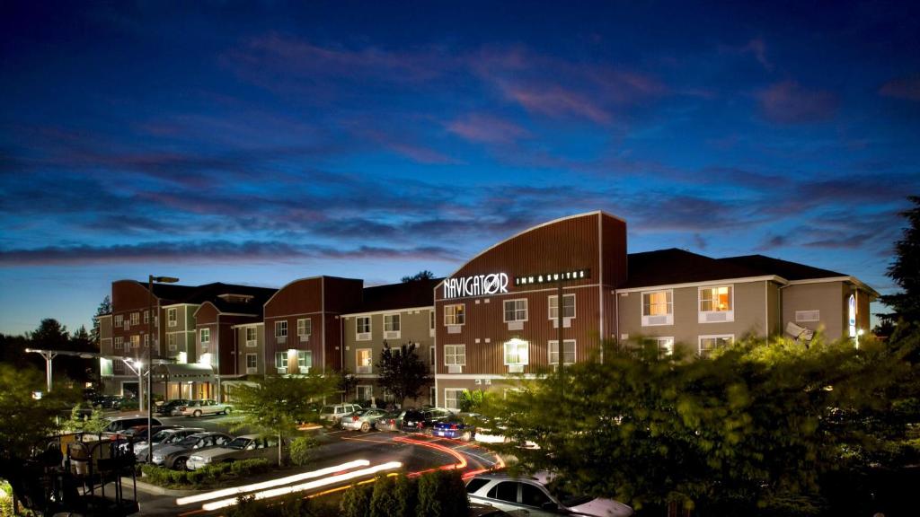 un hotel con coches estacionados en un estacionamiento en Executive Residency by Best Western Navigator Inn & Suites en Everett