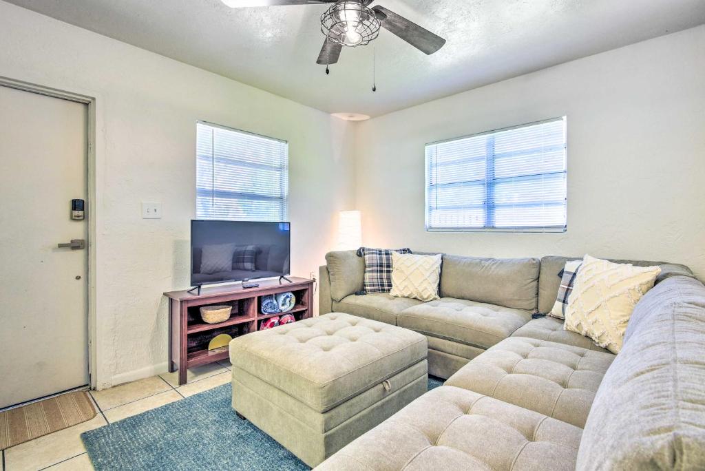 Sunny Sarasota Duplex about 1 Mi to Indian Beach!, Sarasota (updated