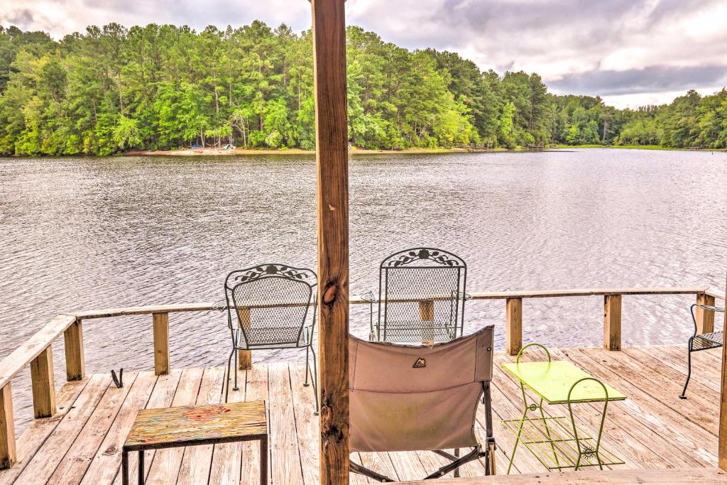 dos sillas y una mesa en un muelle en un lago en Cheery Swansea Home on Calmont Pond with Dock!, en Swansea