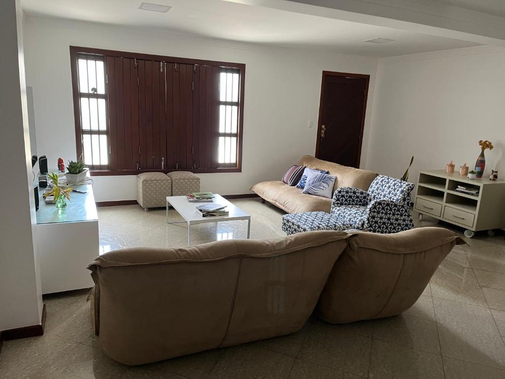 ein Wohnzimmer mit Sofa und Tisch in der Unterkunft Casa beira mar cond fechado farol Itapuã in Salvador