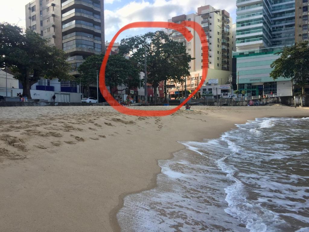 an orange circle on a beach near the water at Frente a Praia das Castanheiras in Guarapari