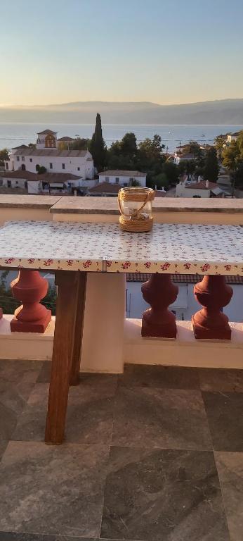 einen Tisch mit einer Schüssel darüber in der Unterkunft Tsitsinakis Traditional House in Hydra