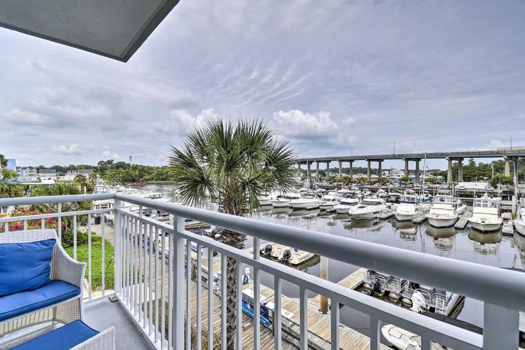 - un balcon avec un bouquet de bateaux dans un port de plaisance dans l'établissement Harbourgate Resort Waterfront Condo with Pool!, à Myrtle Beach