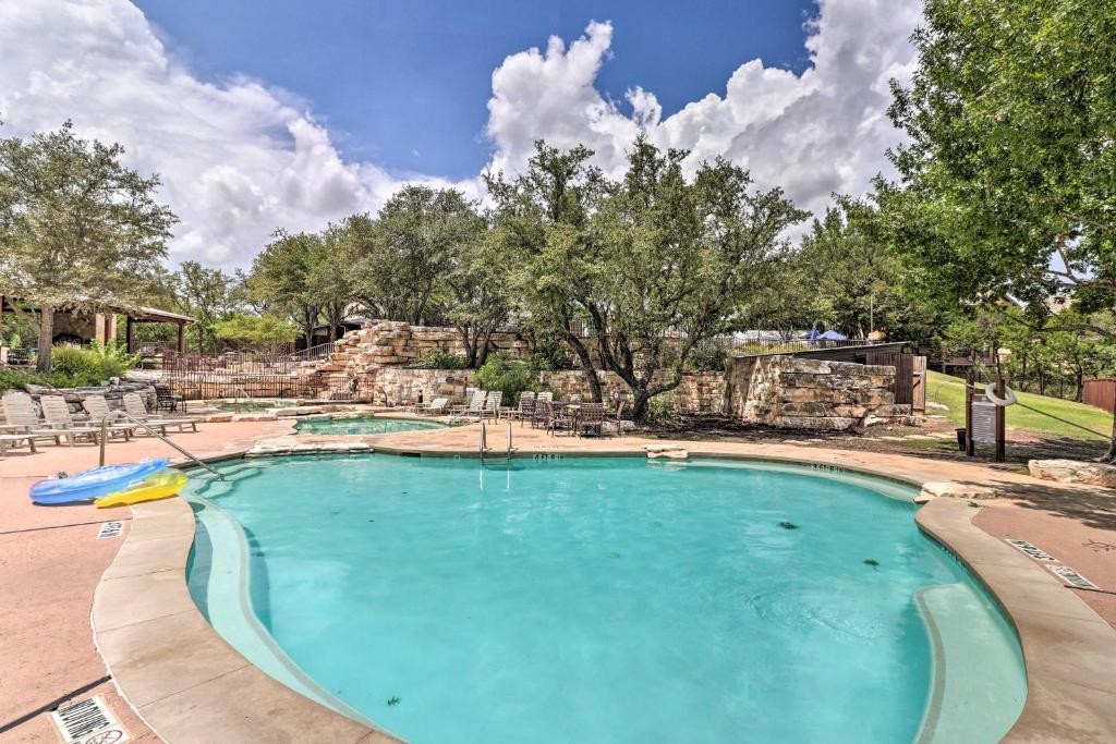 una gran piscina en un parque con árboles en Lake Travis Condo with Resort Amenity Access!, en Jonestown