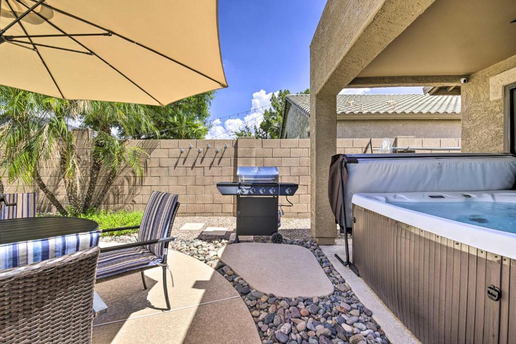 Patio nebo venkovní prostory v ubytování Pool, Hot Tub and Patio Mesa Oasis Desert Getaway
