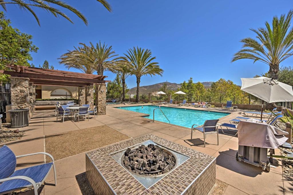 un patio con una hoguera junto a una piscina en Updated San Diego Getaway with Mtn and Pool View, en San Marcos