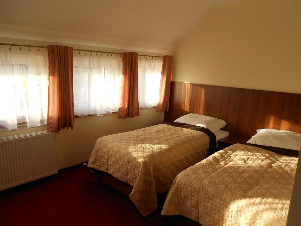Habitación de hotel con 2 camas y 2 ventanas en Pokoje gościnne Viktorjan, en Raszowa