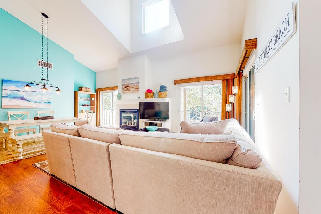 Una sala de estar con un sofá y un televisor. en Sea Colony - 56053 Pinewood Dr, en Bethany Beach