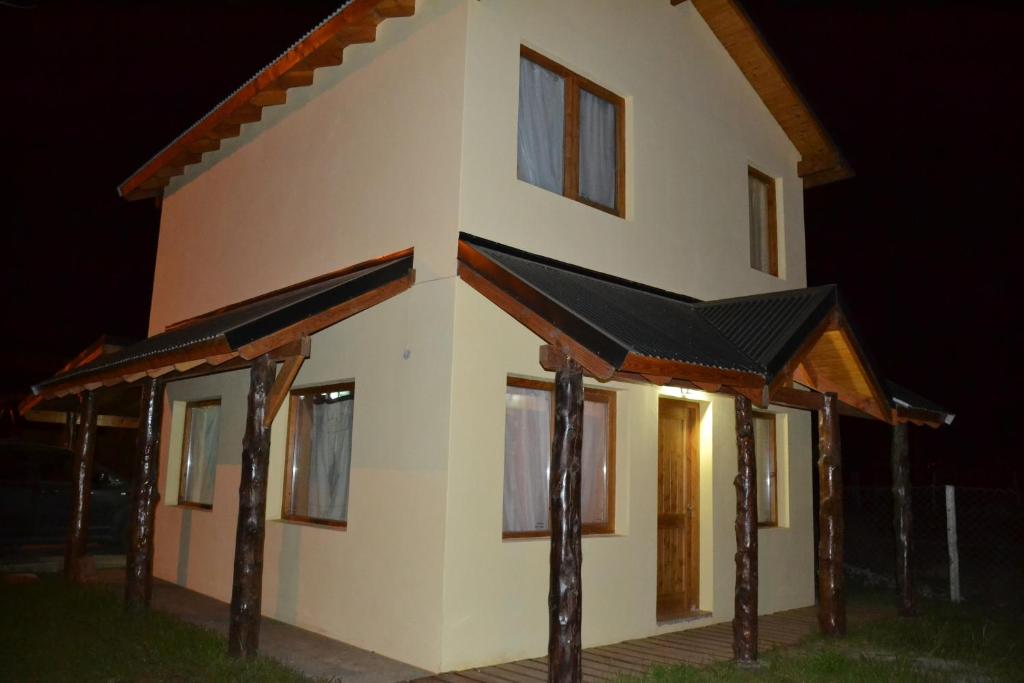 una casa que se ilumina por la noche en Brumas del Nahuel en Dina Huapi
