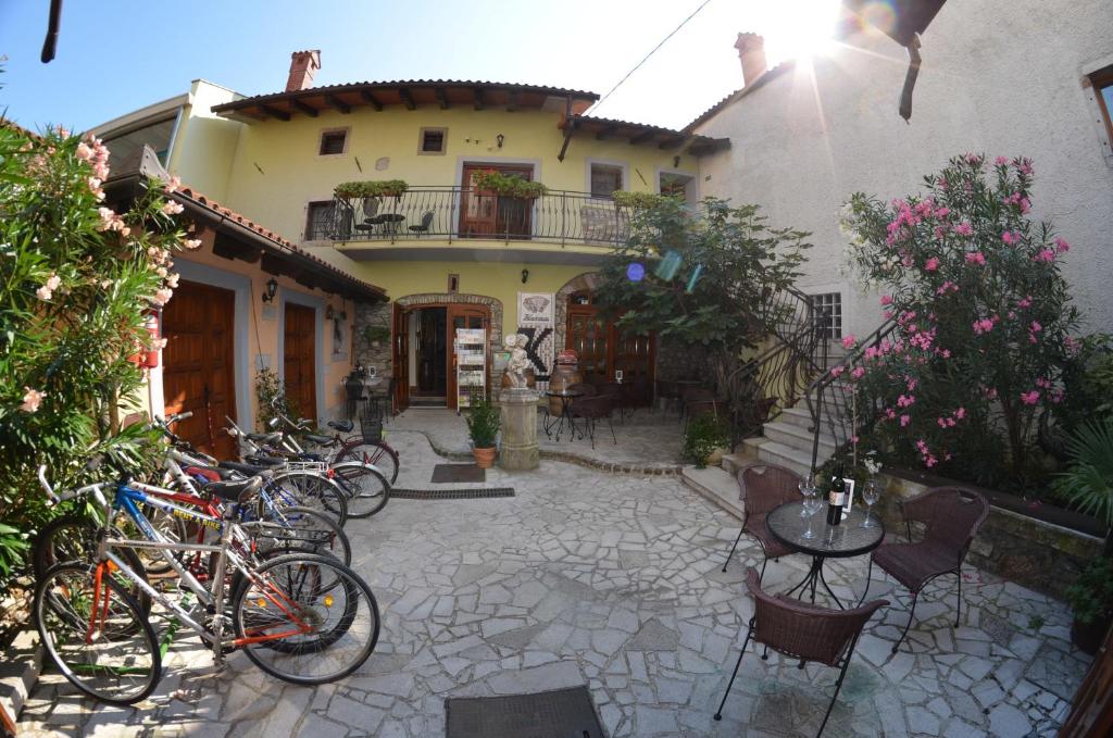 un grupo de bicicletas estacionadas frente a un edificio en Guesthouse Koren, en Vipava