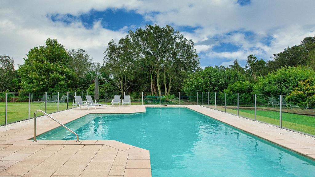 una piscina con sillas y una valla en Coast and Country Estate - 15m Heated Pool and Minutes to Beach en One Mile