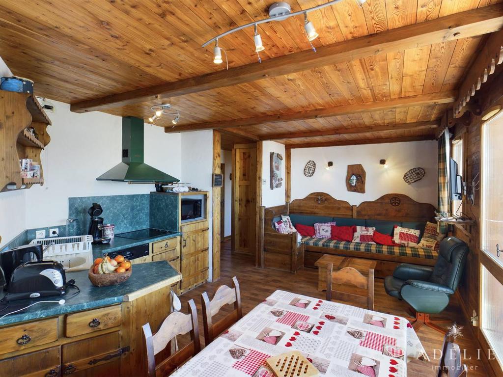 een keuken en eetkamer met een tafel en stoelen bij Appartement Montvalezan-La Rosière, 2 pièces, 5 personnes - FR-1-398-649 in Montvalezan