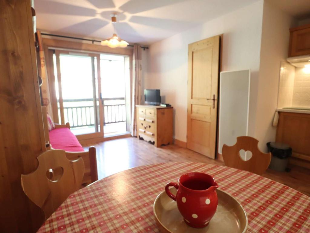 um copo vermelho num prato numa mesa em Appartement Beaufort, 3 pièces, 4 personnes - FR-1-342-281 em Beaufort