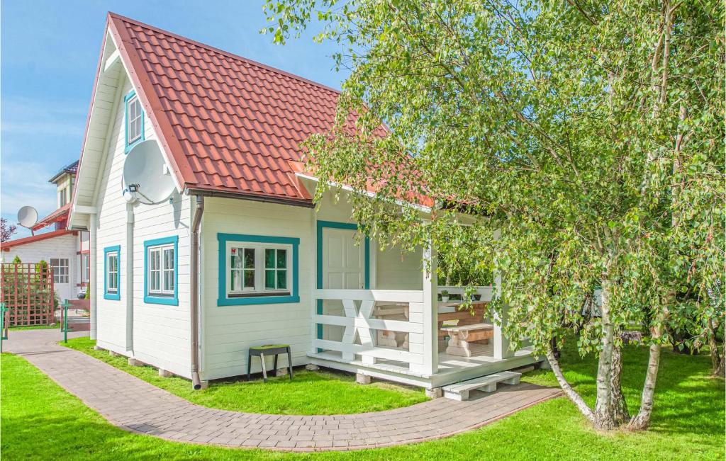 ウストカにあるAmazing Home In Ustka With 1 Bedrooms And Wifiの赤屋根の小さな白青の家
