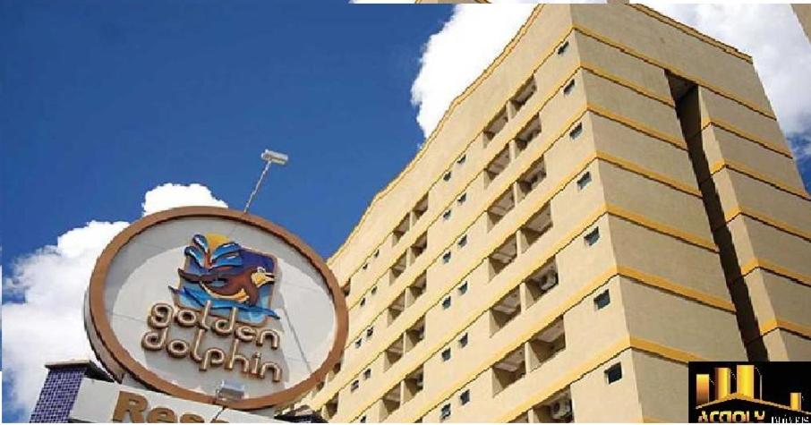 un gran edificio con un cartel delante en Flat Golden Dolphin Grand Hotel - Quarto e Sala Com Roupa de Cama e Banho - Piscinas 24h en Caldas Novas
