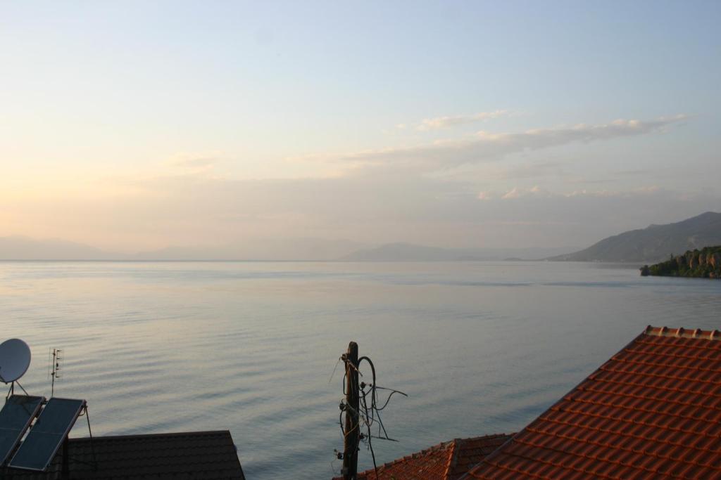 vistas a una gran masa de agua en Villa Filip en Trpejca