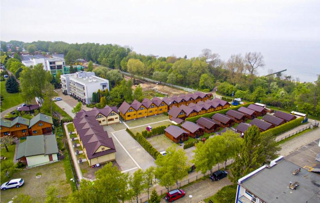 uma vista aérea de uma aldeia com casas e um parque de estacionamento em 2 Bedroom Stunning Home In Sianozety em Sianozety