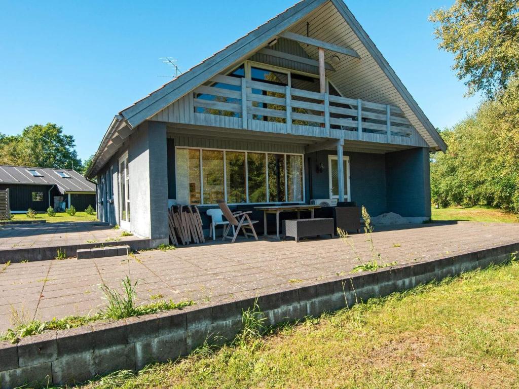 ein Haus mit einer Terrasse in der Unterkunft Holiday home Ørsted XII in Ørsted