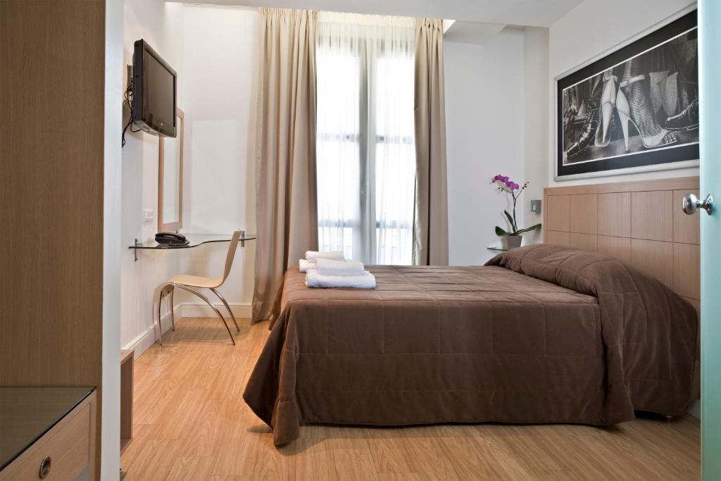 une chambre d'hôtel avec un lit et une télévision dans l'établissement Chic Hotel, à Athènes