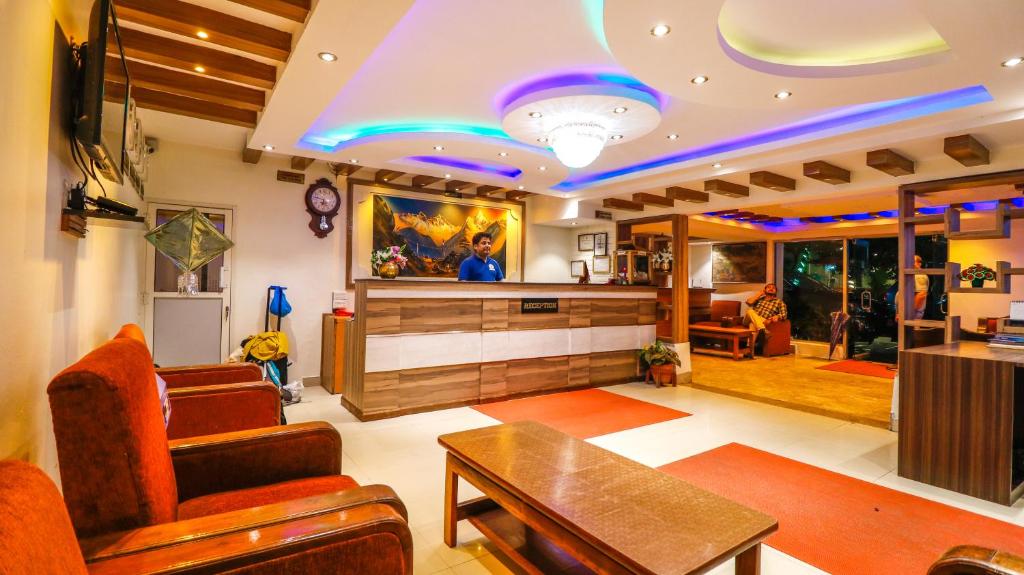 ein Wohnzimmer mit einem Sofa und einem Tisch in der Unterkunft Hotel Blue Horizon in Kathmandu