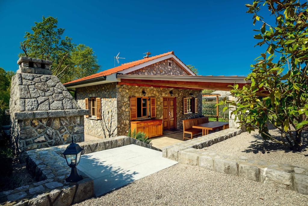 Το κτήριο όπου στεγάζεται  η παραθεριστική κατοικία