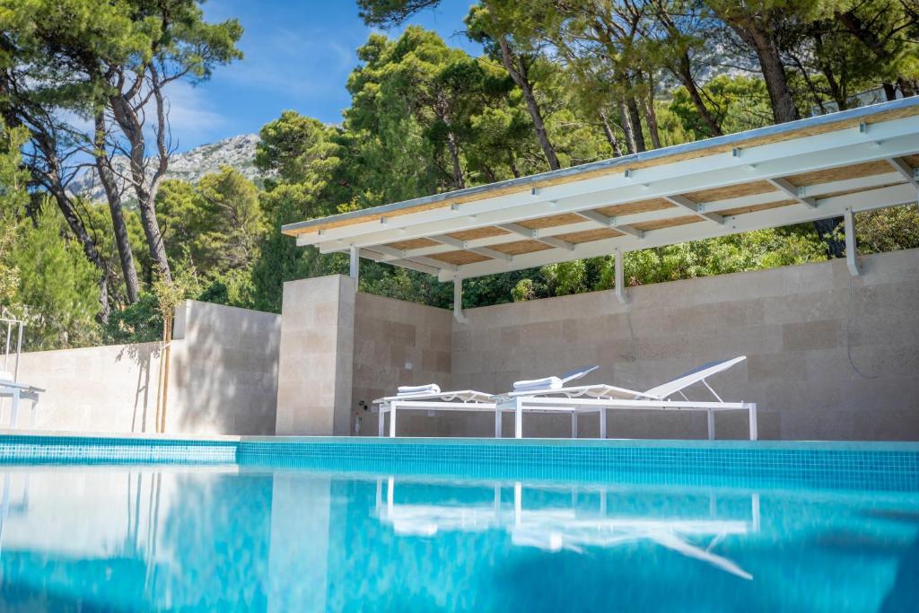 Bazén v ubytovaní Apartments with a swimming pool Brela, Makarska - 19345 alebo v jeho blízkosti