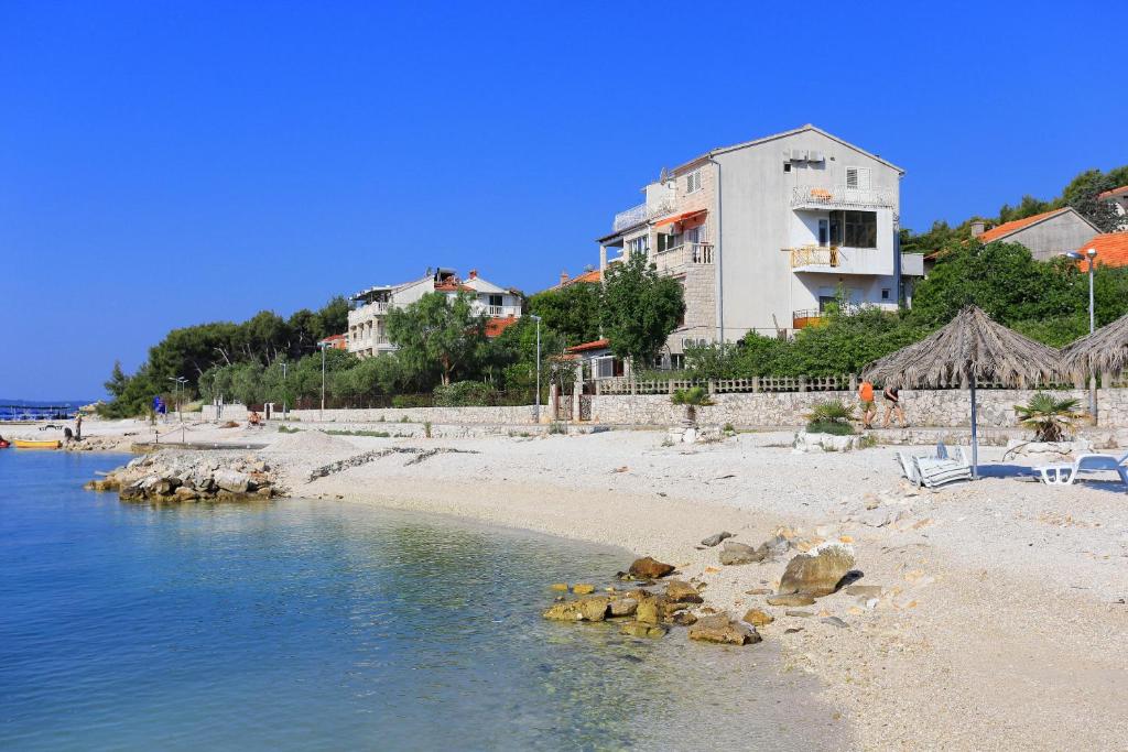 Apartments by the sea Seget Donji, Trogir - 19351