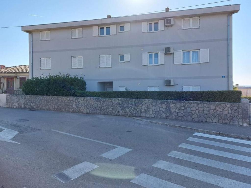 Zdjęcie z galerii obiektu Apartments with a parking space Malinska, Krk - 19285 w mieście Malinska