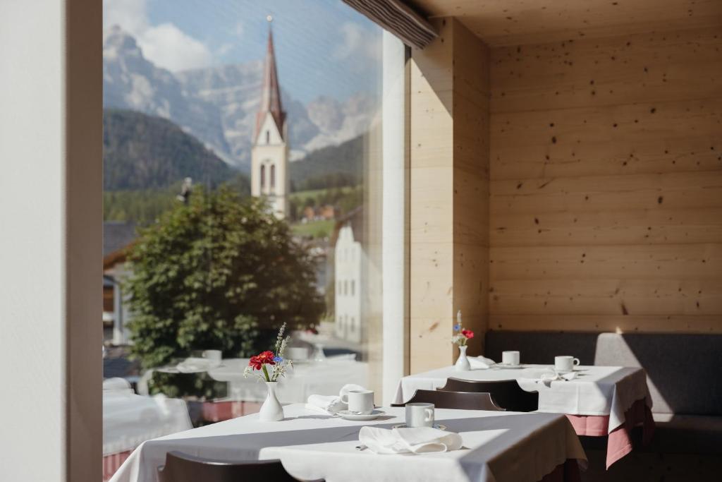 Nespecifikovaný výhled na hory nebo výhled na hory při pohledu z hotelu
