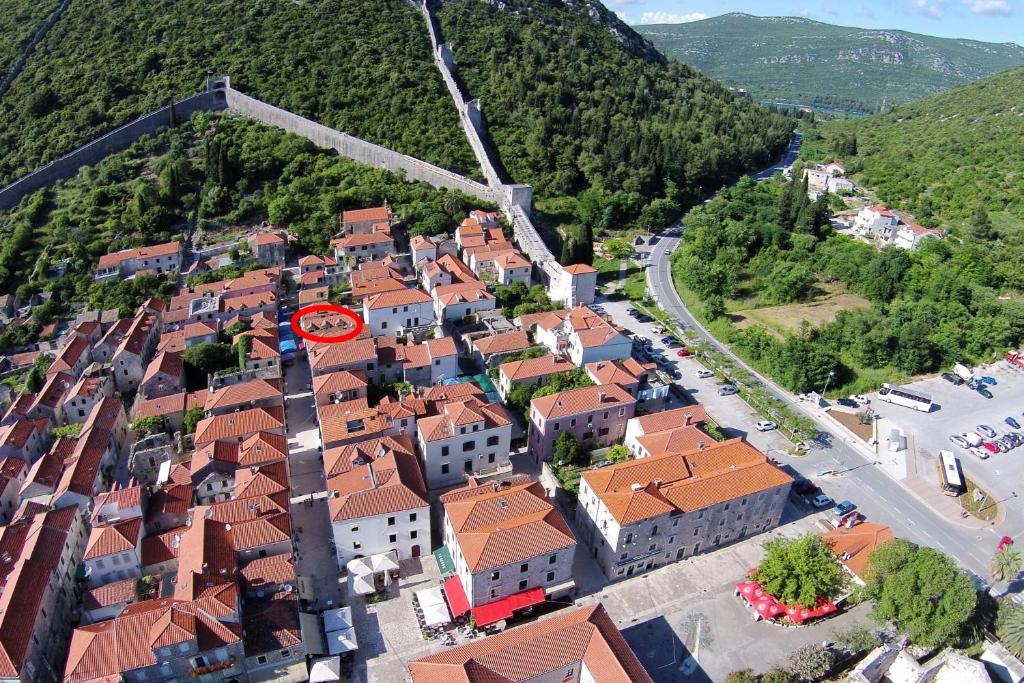 eine Luftansicht einer Stadt in einem Berg in der Unterkunft Rooms with WiFi Ston, Peljesac - 19339 in Ston