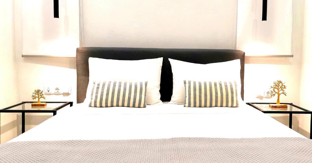 una camera da letto con un grande letto con due comodini di Urban Luxus Studio I a Heraklion