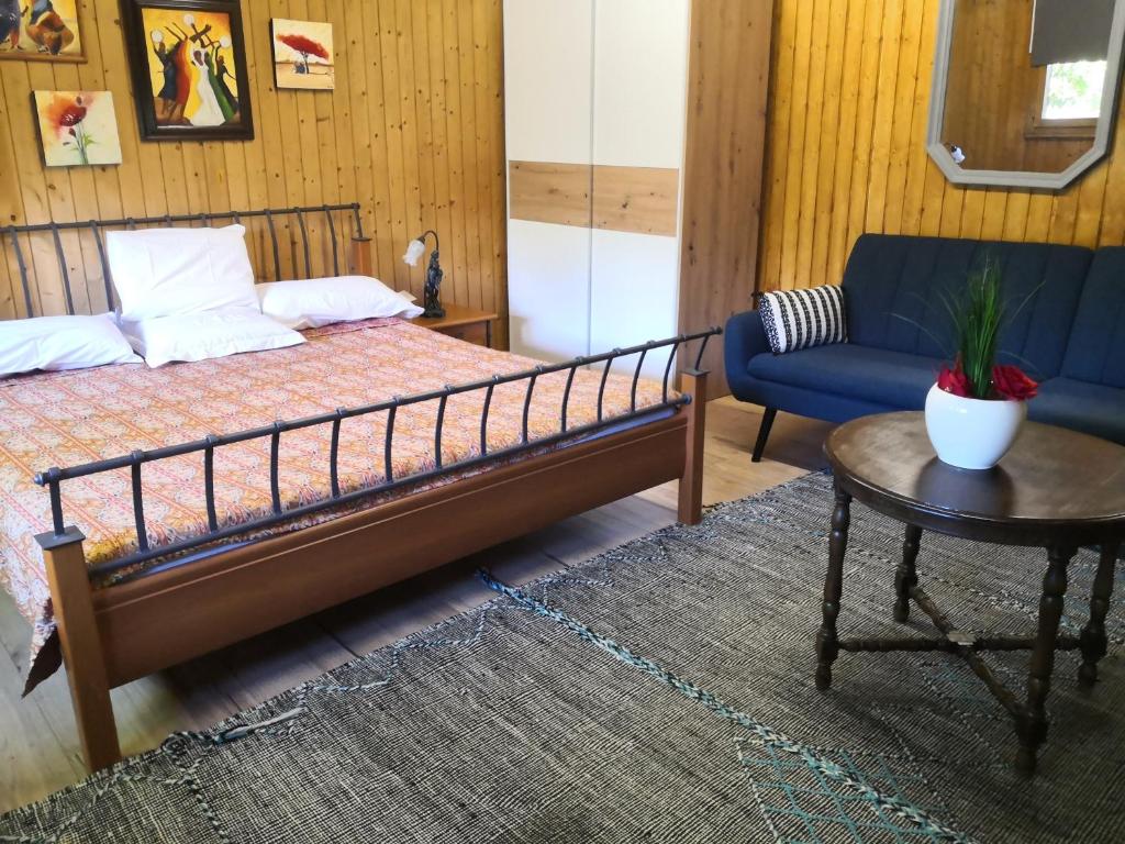 Tempat tidur dalam kamar di Studio with free parking Nice terrace Free WiFi connection