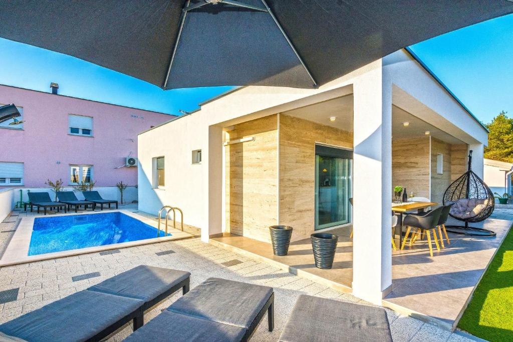 Πισίνα στο ή κοντά στο Luxury villa with a swimming pool Vir - 19346