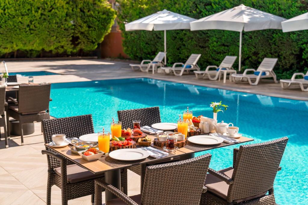 A piscina localizada em Novotel Gaziantep ou nos arredores