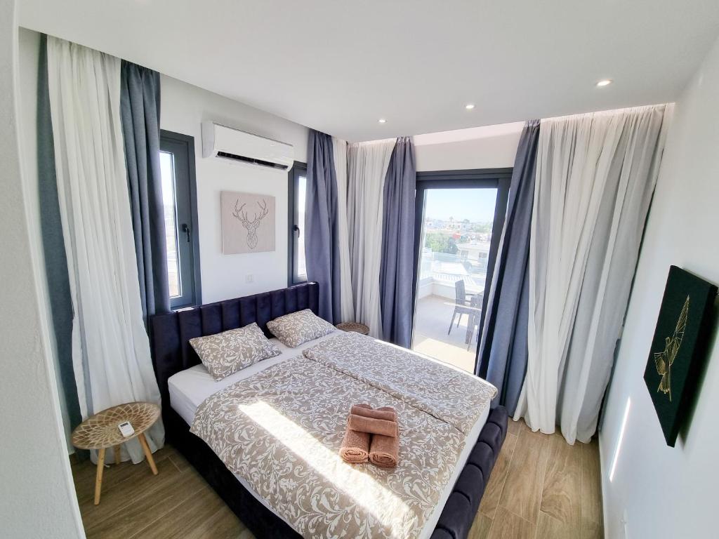 um quarto com uma cama com um par de sapatos em Lucky Strike Apartment em Nicósia