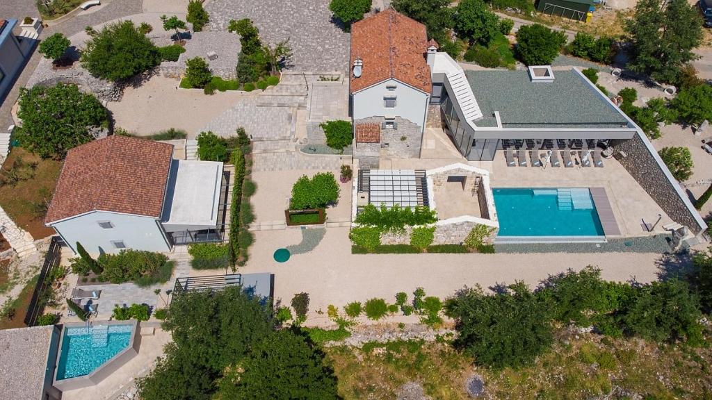 eine Luftaufnahme eines Hauses mit Swimmingpool in der Unterkunft Family friendly house with a swimming pool Bajcici, Krk - 19311 in Vrh