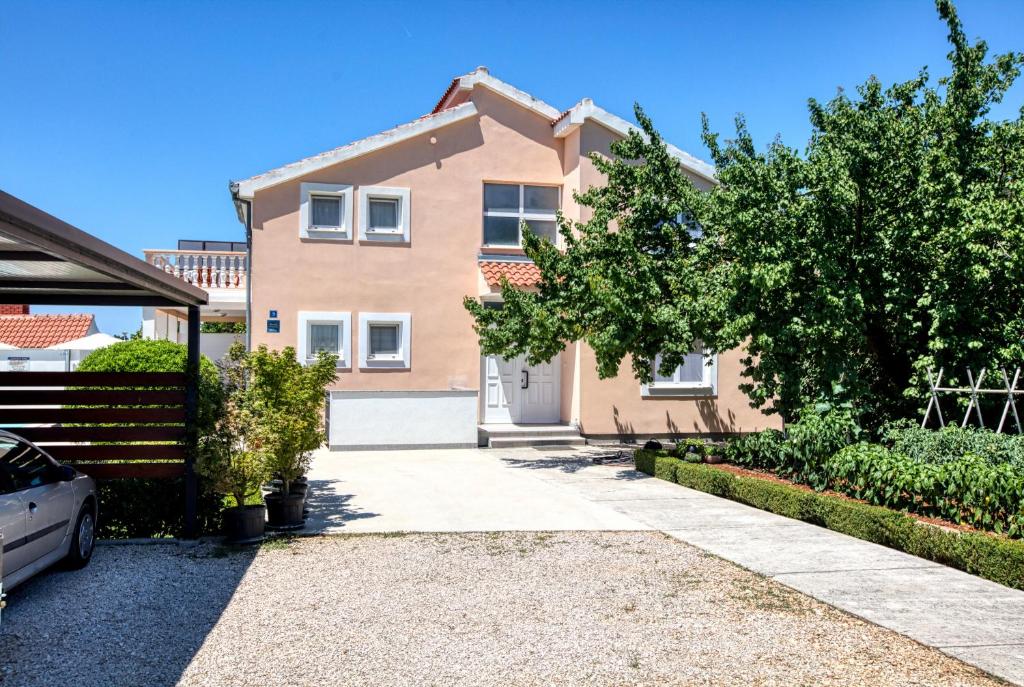 Zahrada ubytování Family-friendly apartments with swimming pools Biograd na Moru, Biograd - 19356