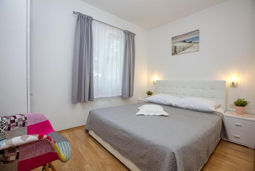 Postel nebo postele na pokoji v ubytování Family-friendly apartments with swimming pools Biograd na Moru, Biograd - 19356