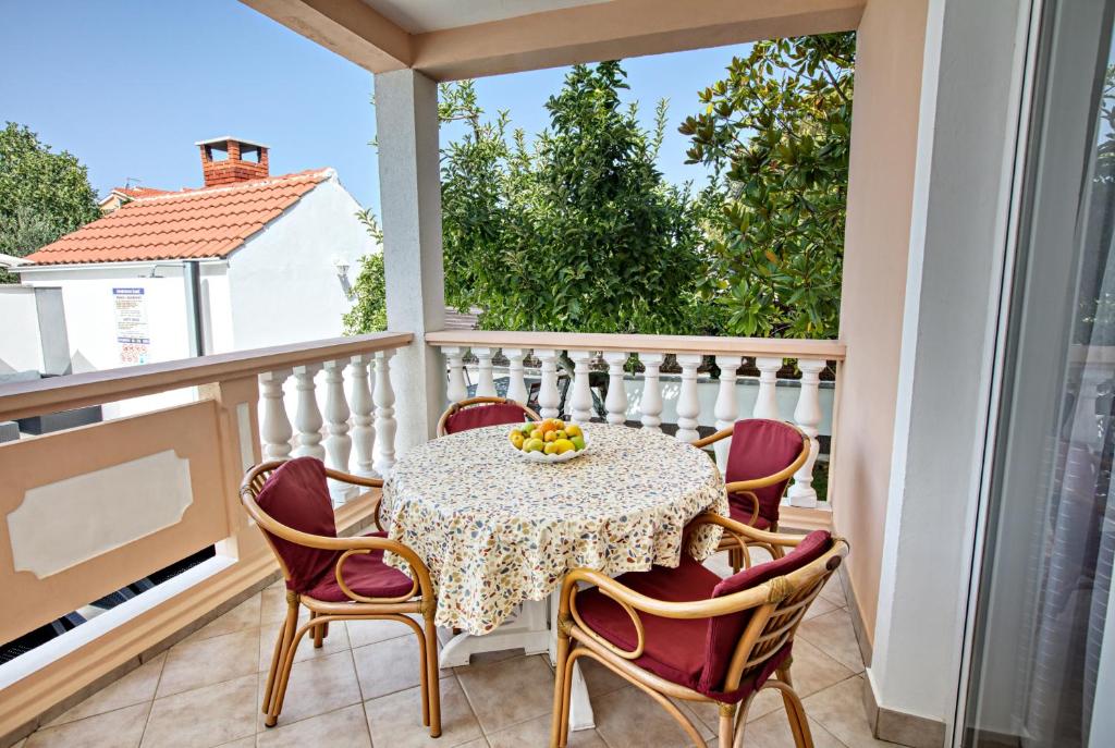 Balkón nebo terasa v ubytování Family-friendly apartments with swimming pools Biograd na Moru, Biograd - 19356