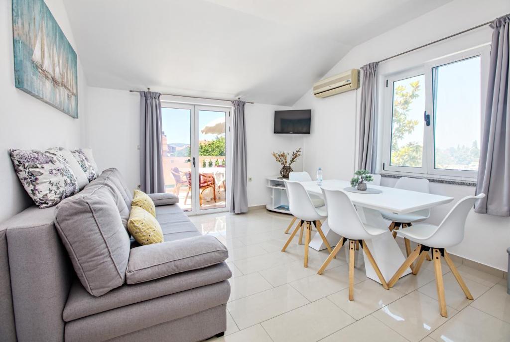 Posezení v ubytování Family-friendly apartments with swimming pools Biograd na Moru, Biograd - 19356