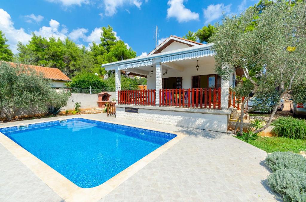 Bazén v ubytovaní Family friendly house with a swimming pool Cove Gradina, Korcula - 19317 alebo v jeho blízkosti
