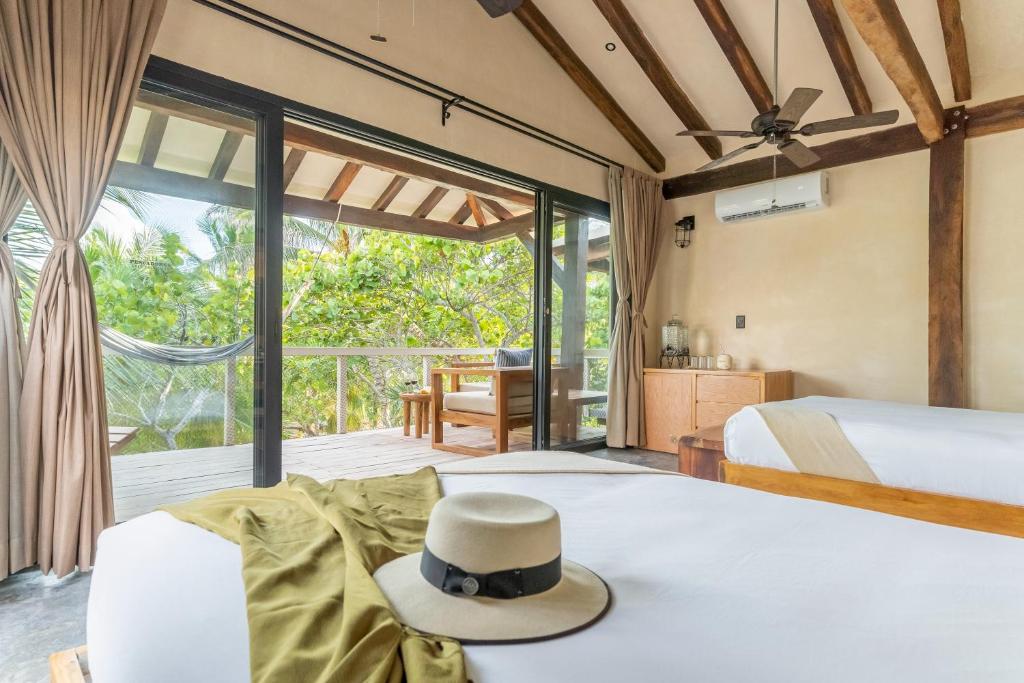 Кровать или кровати в номере Villa Pescadores Tulum-Beachfront hotel by Ahau Collection