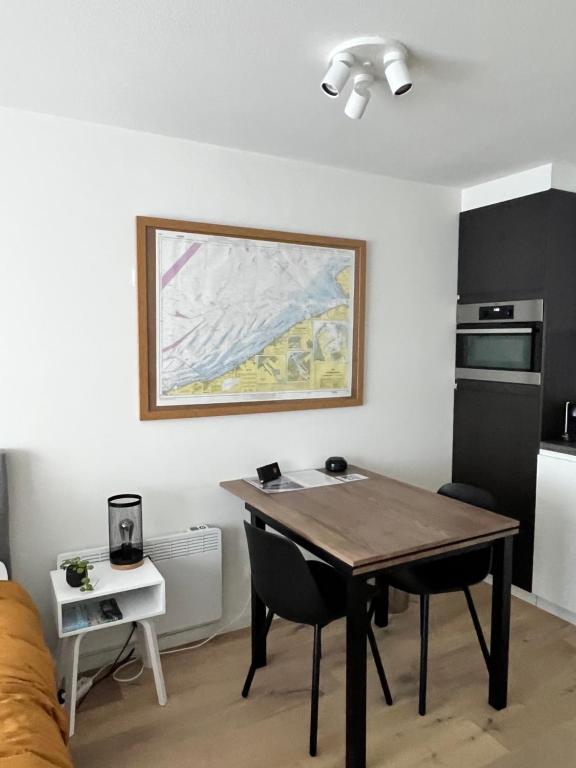 une chambre avec une table et une cuisine avec une table dans l'établissement Cosy Studio Testerep , Newly Renovated, à Ostende