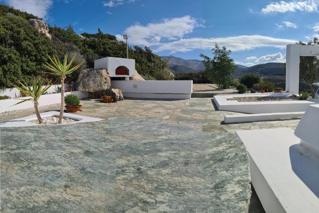 A general mountain view or a mountain view taken from A villát
