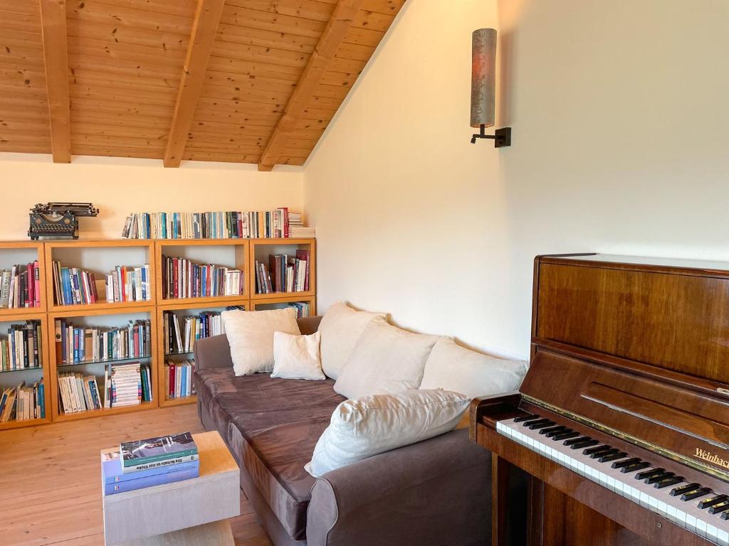 ein Wohnzimmer mit Sofa und Klavier in der Unterkunft Dolomiten View - South Tyrol in Villanders