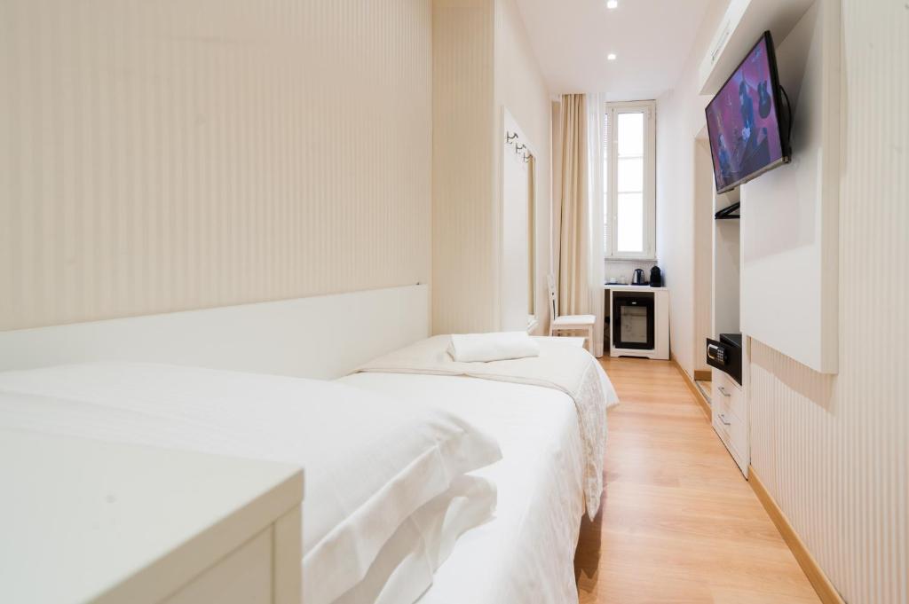 Postel nebo postele na pokoji v ubytování Trevi 41 Hotel